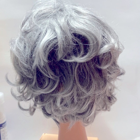 Silver Pixie-Bob Wig with Feathered Layers - Picture 5 of 7